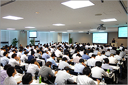熱気を帯びた満席の会場
