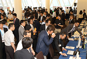 大盛況の展示端末