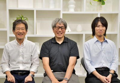 左：DX推進カイゼン本部 DX推進部 DX企画グループ 課長 藤堂 剛久 様 中：DX推進カイゼン本部 DX推進部 DX企画グループ 課長 田中 智也 様 右：電力プラント事業本部 第二製造部 断路器製造グループ 中山 信輝 様